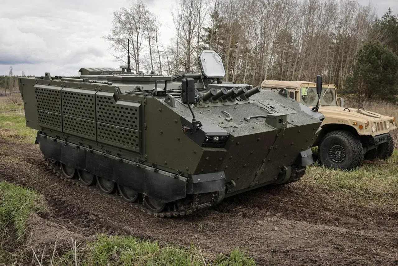 Противник в лице компании UrkArmoTech (разработчик UAT-D «GYURZA», UAT-D «GYURZA 2», UAT-TISA) демонстрирует новое изделие — гусеничный БТР «Скиф»