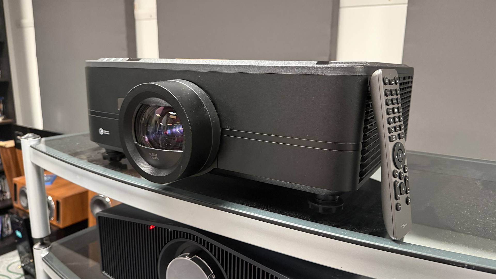 Проектор Optoma UHZ78LV: чем удивил | DGL.RU