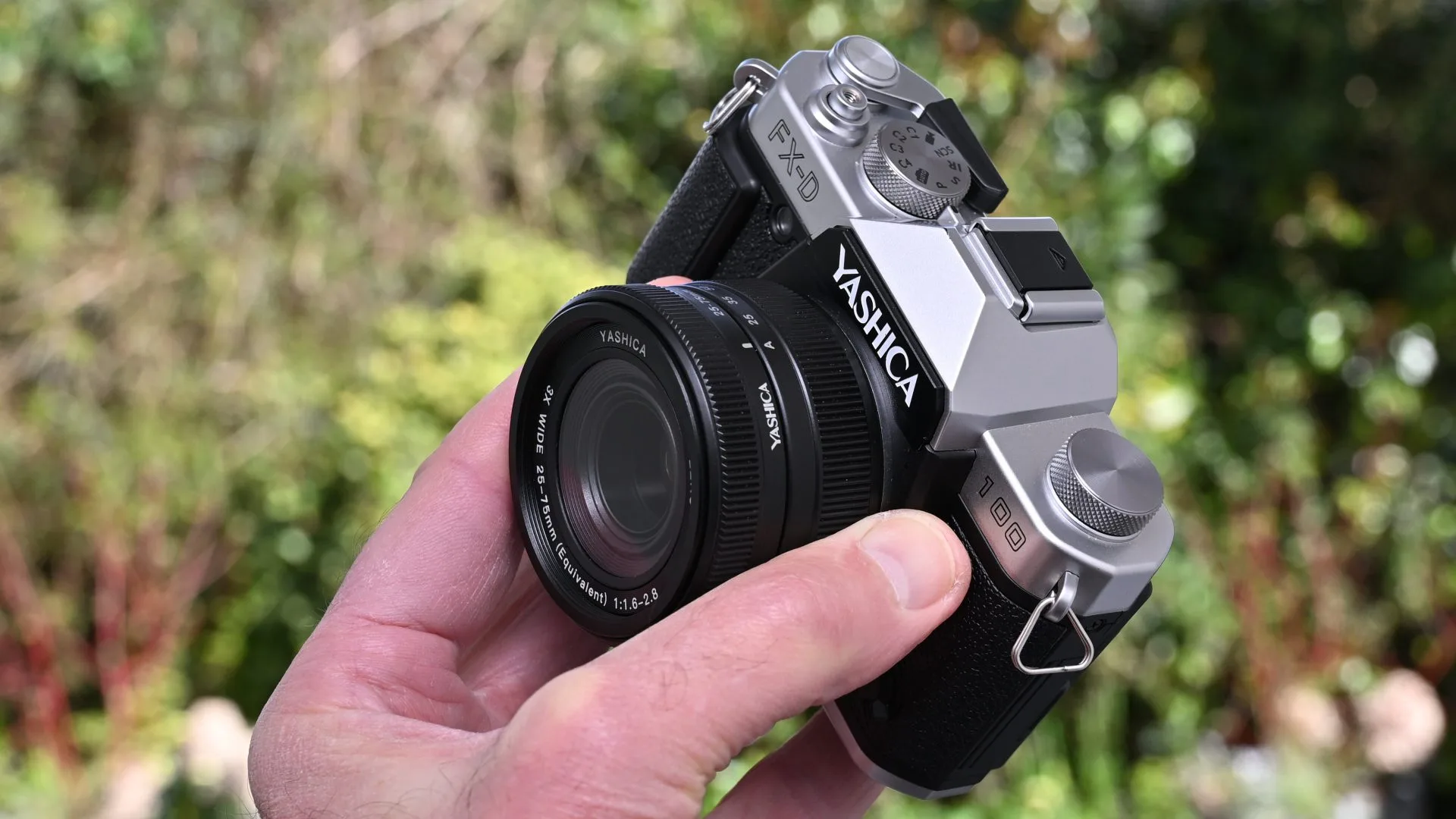 Обзор Yashica FX-D 100 - самая недорогая камера в линейке FX-D картинка Камера Yashica FX-D 100 с ретро-стилем и зумом | DGL.RU