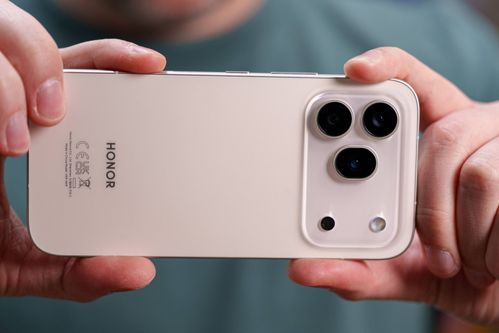 Honor 600 Pro: бронированный флагман с батареей-гигантом и кнопкой для съемки картинка Honor 600 Pro: бронированный флагман с батареей-гигантом и кнопкой для съемки фото