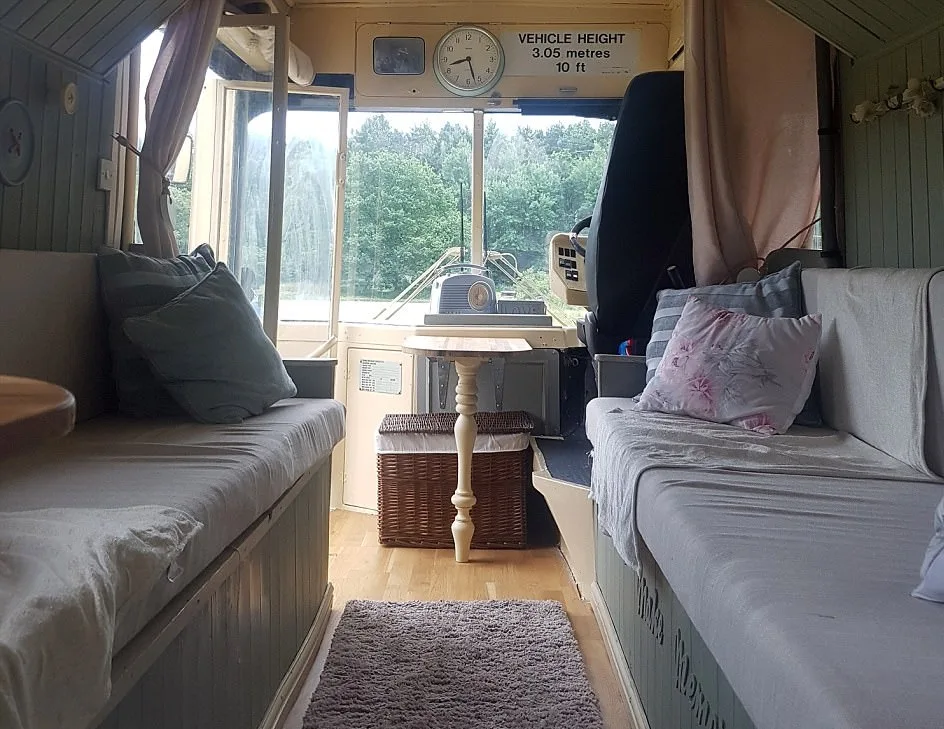 Как старый автобус стал семейным домом на колесах с камином и тремя спальнями