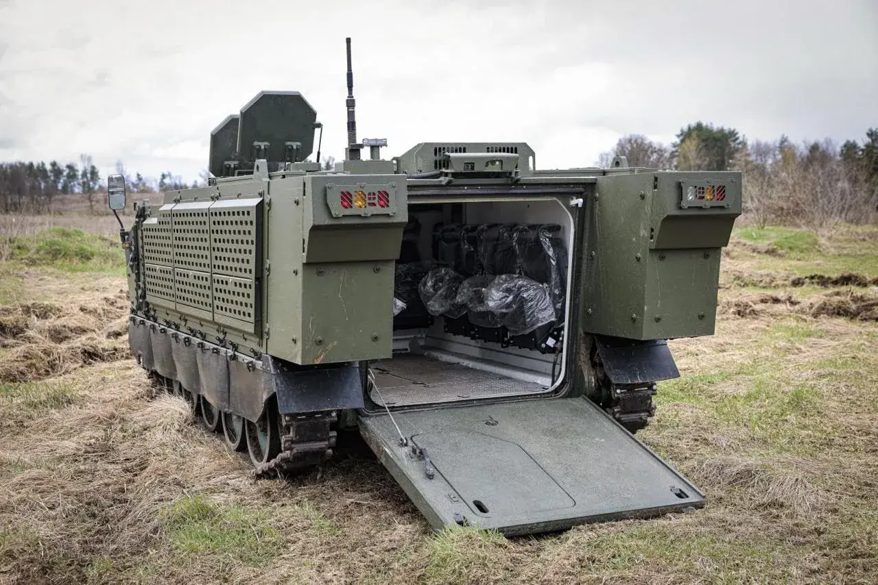 Противник в лице компании UrkArmoTech (разработчик UAT-D «GYURZA», UAT-D «GYURZA 2», UAT-TISA) демонстрирует новое изделие — гусеничный БТР «Скиф»