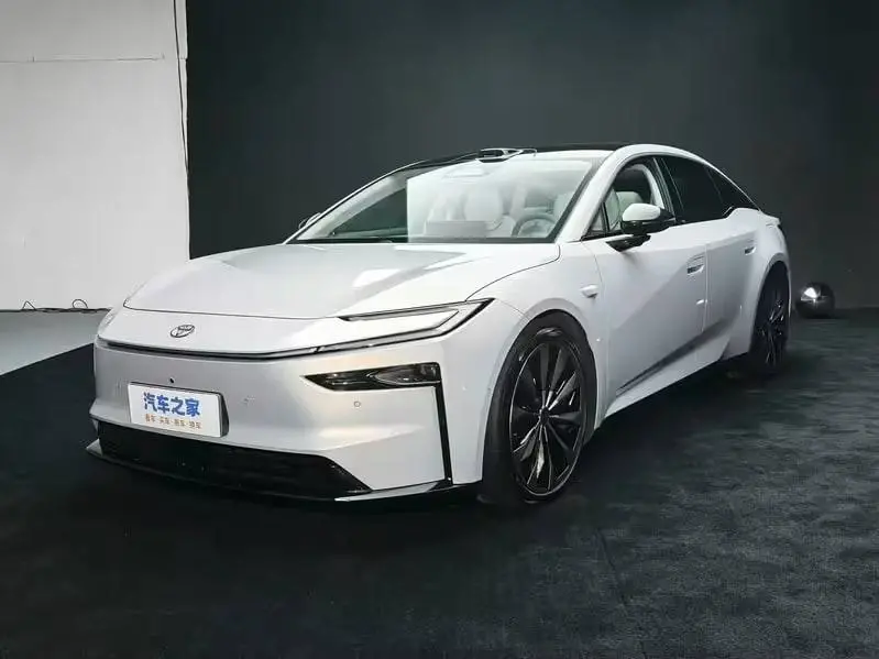Toyota представила электрическую версию Сamry - по цене Lada Vesta