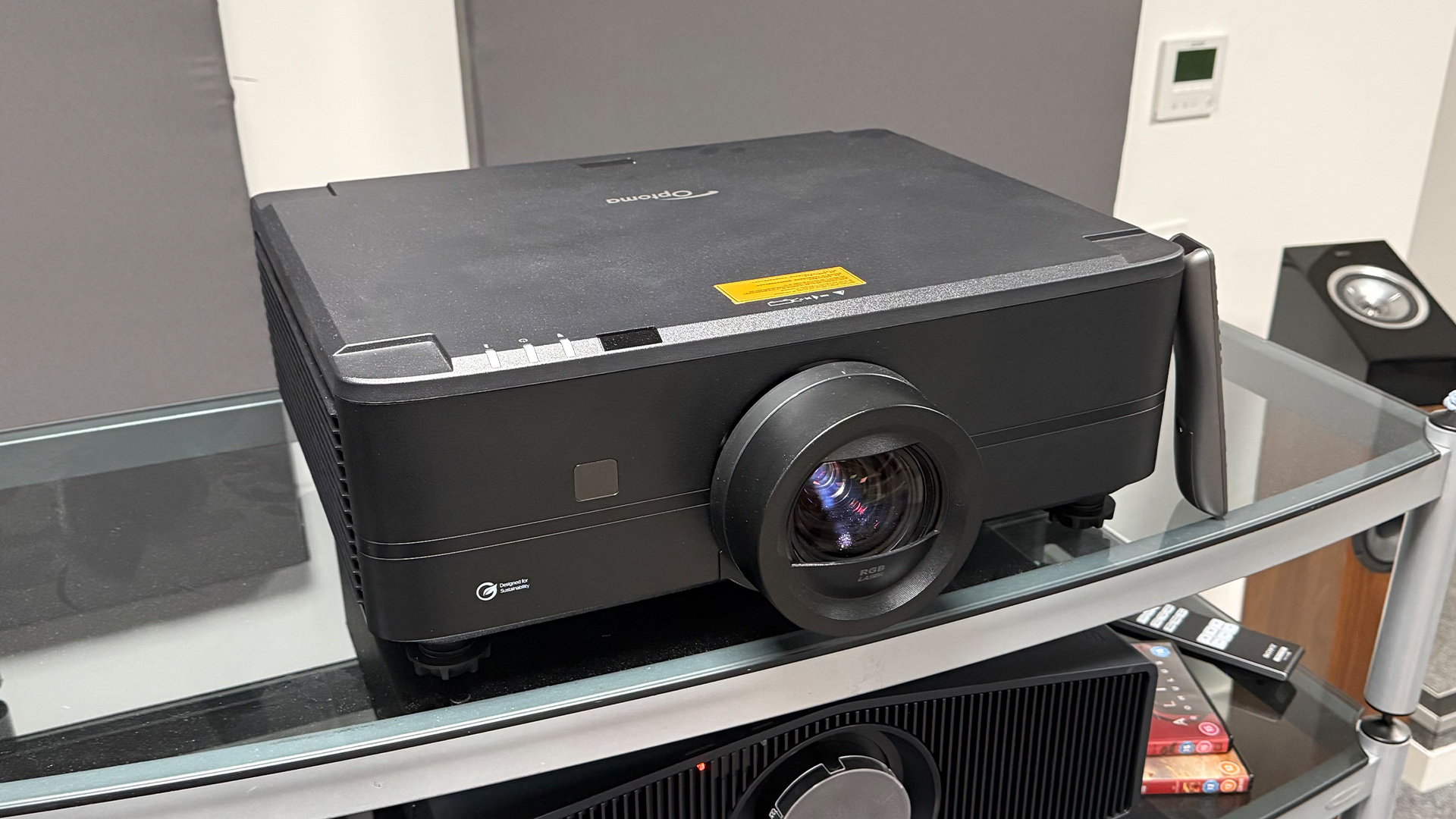Проектор Optoma UHZ78LV: чем удивил | DGL.RU