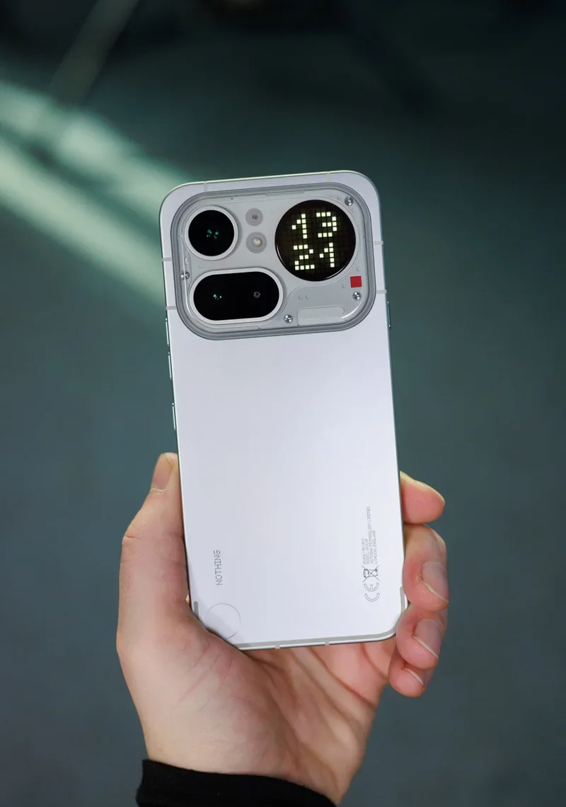 Смартфон Nothing Phone (4a) Pro: почему старый добрый алюминий стал главной инновацией года картинка Смартфон Nothing Phone (4a) Pro: металл в руках | DGL.RU