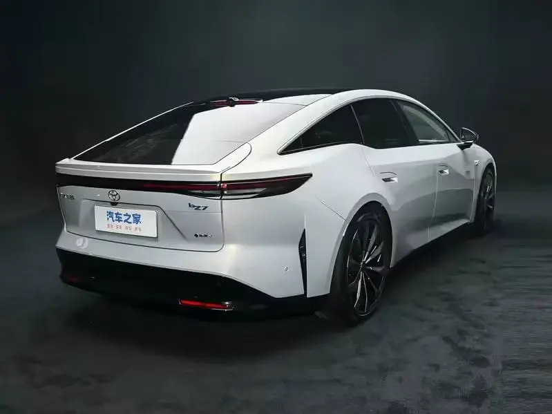 Toyota представила электрическую версию Сamry - по цене Lada Vesta