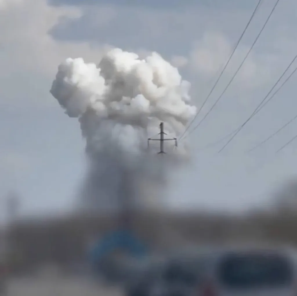 Огромный столб дыма над Черниговом после прилета