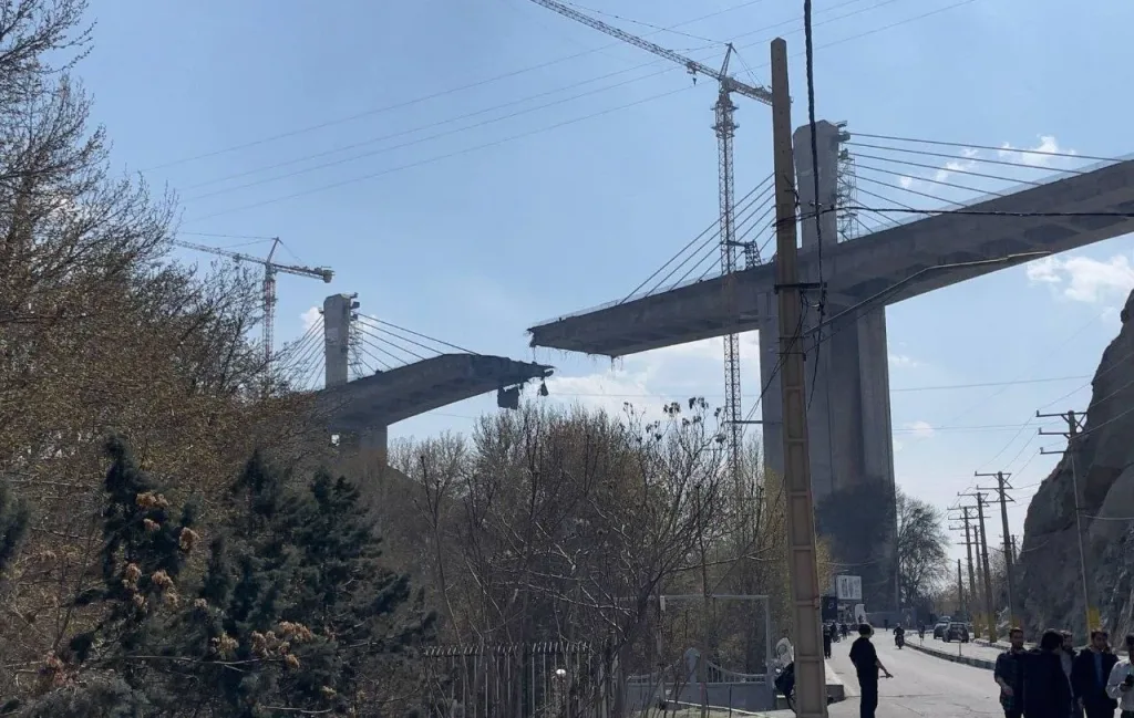 Война в Иране дошла и до мостов. Так, в городе Карадж были совершены две воздушных атаки против крупного строящего моста В1, связывающего его с Тегераном