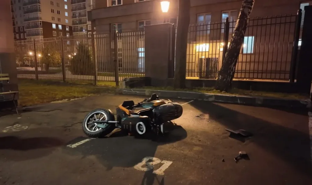 Взрывчатку заложили в багажник электроскутера в Москве возле бизнес-центра. На кадрах от ФСБ ее извлекают с помощью робота