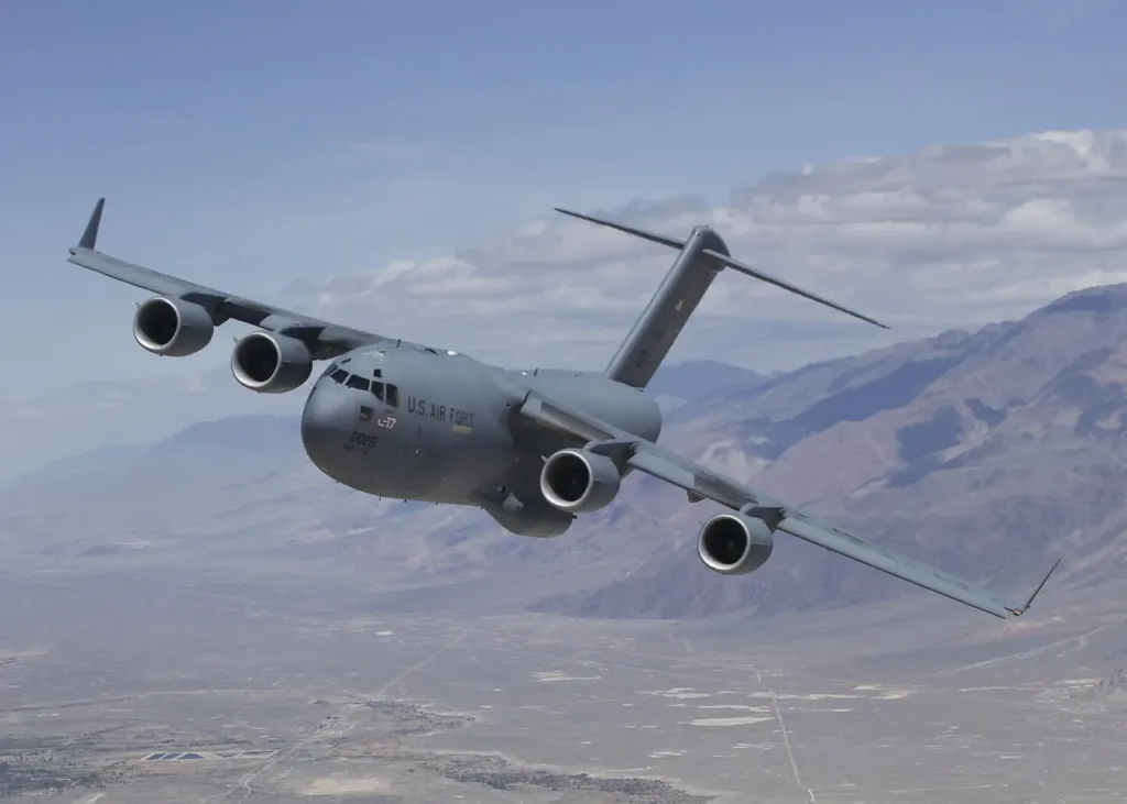 США перебрасывают транспортники C-17 к Ближнему Востоку: зафиксирована масштабная воздушная активность