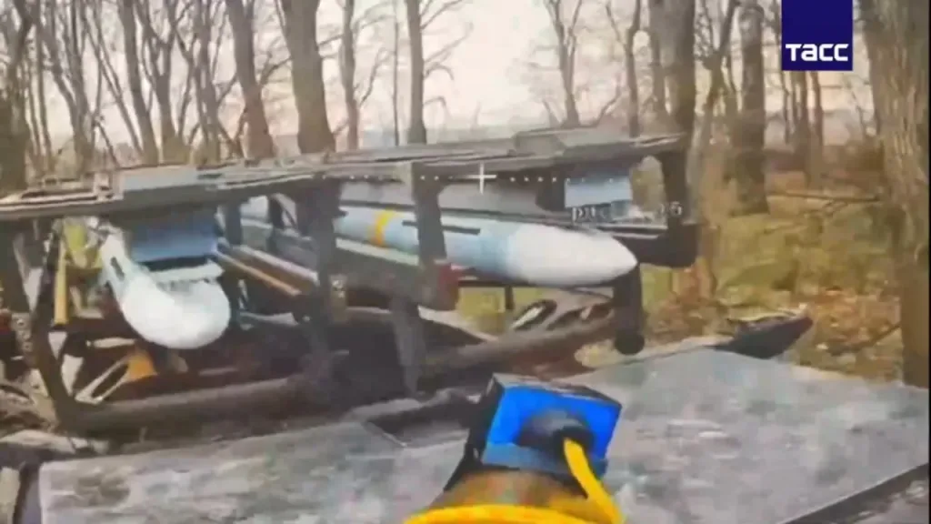 Поражение очередного украинского ЗРК FrankenSAM (Бук-М1) путем попадания FPV-дрона в ракету RIM-7 Sea Sparrow, пикапа мобильной группы ПВО с пулеметом M2 Browning, бронеавтомобиля «Новатор», а также нескольких логистических пикапов и квадроциклов ВСУ