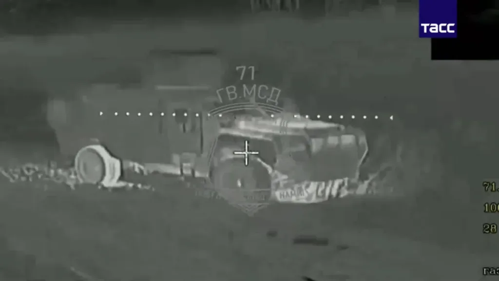 Поражение очередного украинского ЗРК FrankenSAM (Бук-М1) путем попадания FPV-дрона в ракету RIM-7 Sea Sparrow, пикапа мобильной группы ПВО с пулеметом M2 Browning, бронеавтомобиля «Новатор», а также нескольких логистических пикапов и квадроциклов ВСУ