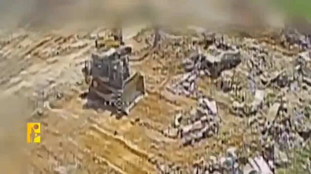 Очередные удары FPV-дронов «Хезболлы» по технике ЦАХАЛ в Ливане. На этот раз поражены были бронированный бульдозер Caterpillar D9 и танк Merkava Mk.4M