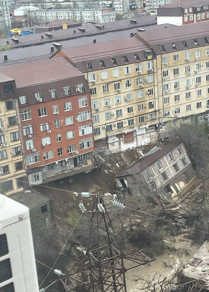 Дом обрушился в Махачкале во время сильного потопа