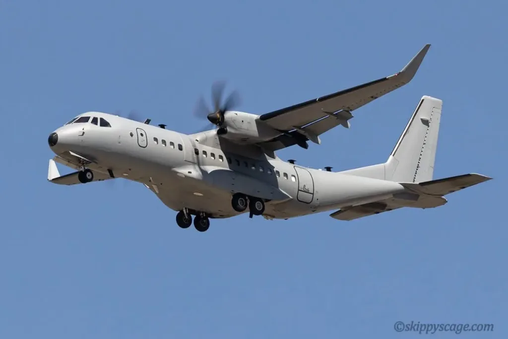 Модернизированный C-295W ВВС США был замечен на предельной малой высоте в небе над Ираном