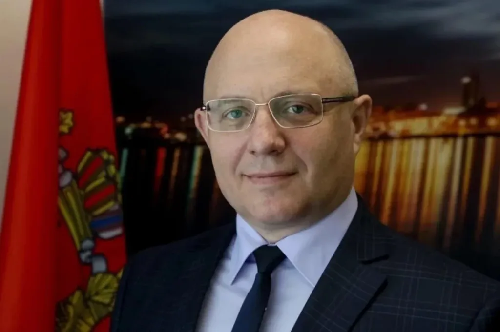 Министр тарифной политики Красноярского края задержан по подозрению во взяточничестве на 5 млн рублей — силовики пришли к нему домой после прокурорской проверки, которая вскрыла завышение тарифов ЖКХ в регионе на 2,3 млрд рублей