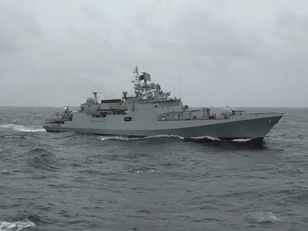 Атака дрона-камикадзе FP-2 на фрегат проекта 11356Р «Буревестник» в бухте Новороссийска
