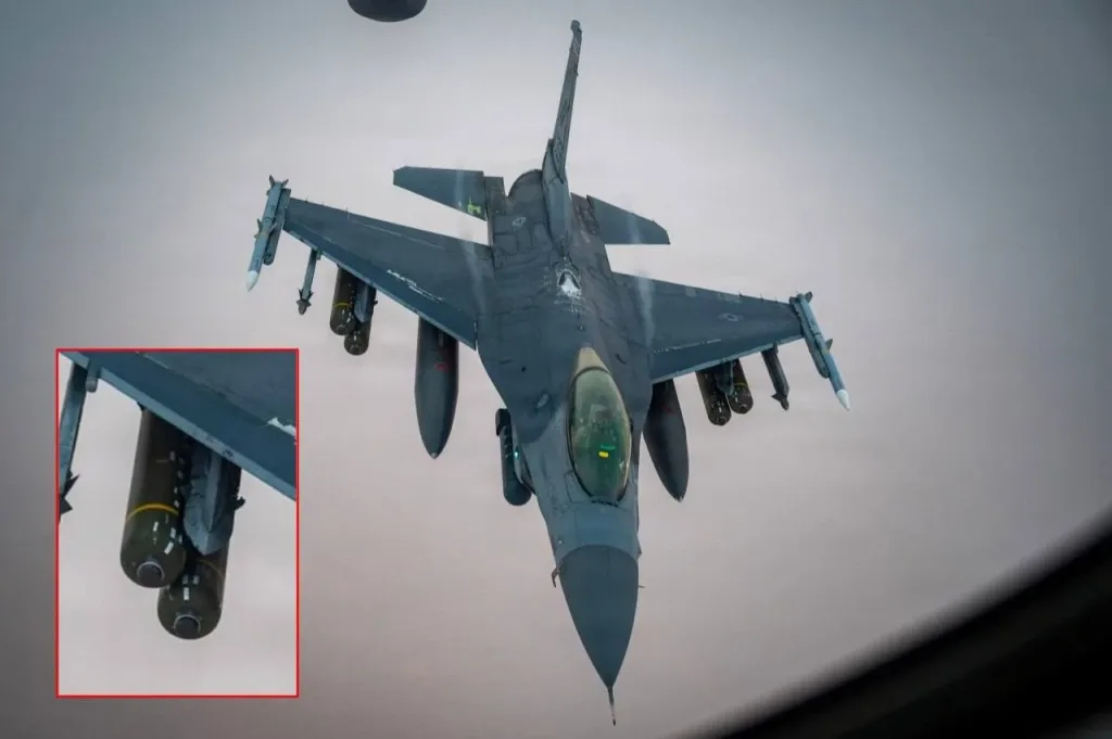Истребитель F-16CM из состава 510-й истребительной эскадрильи ВВС США, несущий четыре кассетные авиабомбы CBU-89/B, осуществляет дозаправку в воздухе на Ближнем Востоке