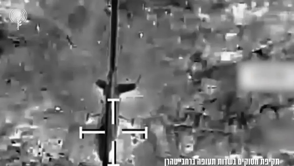 Кадры ударов ВВС Израиля по иранским вертолётам Ми-17 и AH-1J Cobra на вертолётной площадке Фатх в Кередже