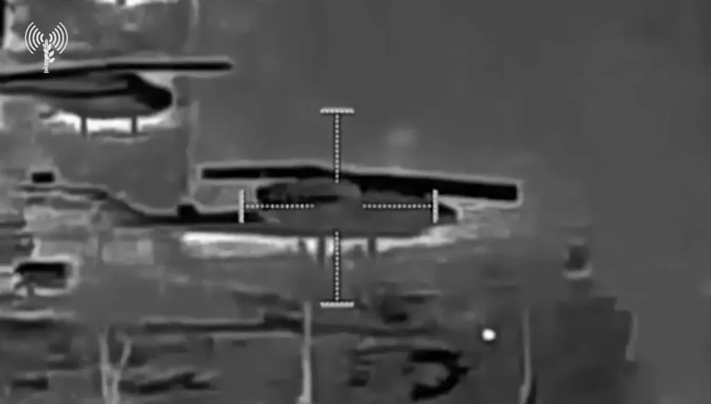 Кадры ударов ВВС Израиля по иранским вертолётам Ми-17 и AH-1J Cobra на вертолётной площадке Фатх в Кередже