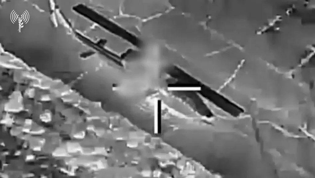 Кадры ударов ВВС Израиля по иранским вертолётам Ми-17 и AH-1J Cobra на вертолётной площадке Фатх в Кередже