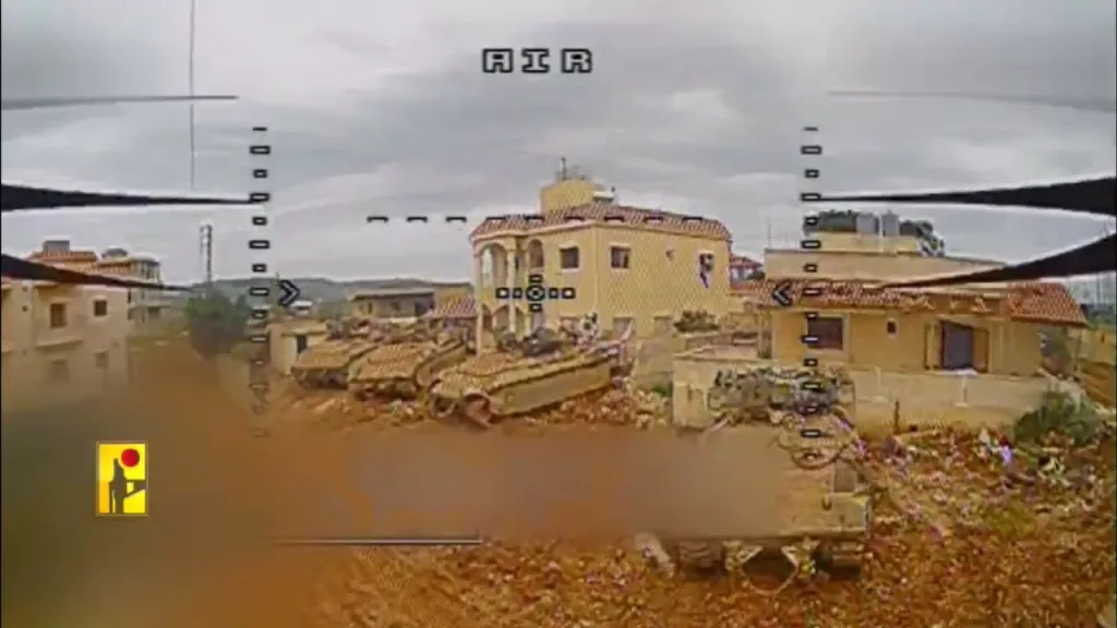 Удары FPV-дрона "Хезболлы" в борт одного из открыто припаркованных в ряд израильских ТБТР «Ахзарит» в Ливане