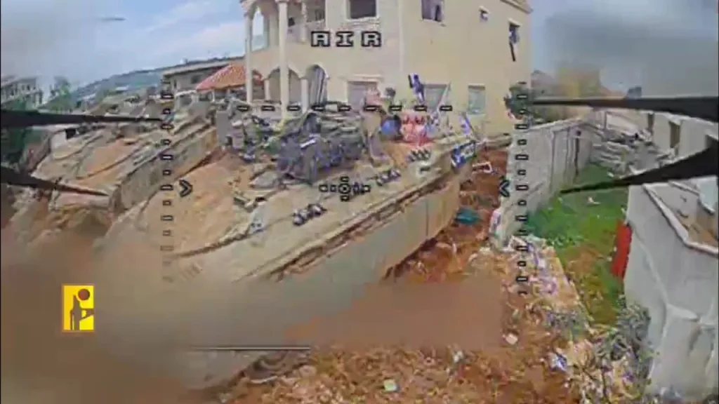 Удары FPV-дрона "Хезболлы" в борт одного из открыто припаркованных в ряд израильских ТБТР «Ахзарит» в Ливане