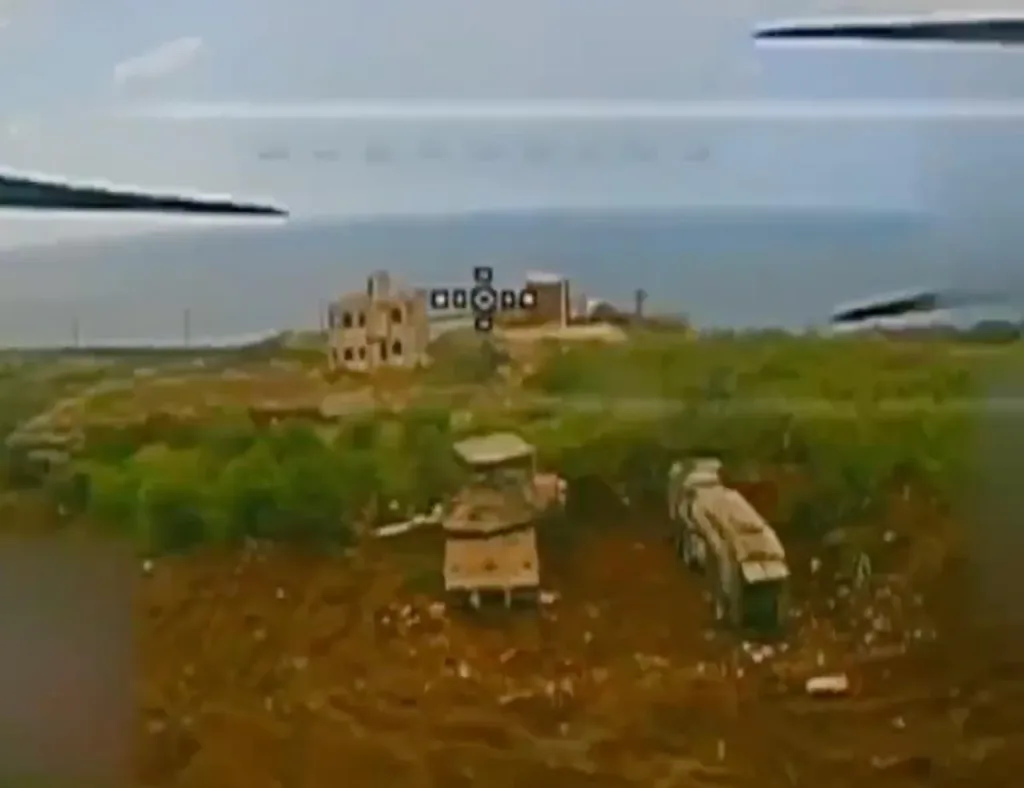 Израильтяне оснастили как минимум часть своей техники в Ливане противодроновыми «козырьками», однако они пока не работают. ЦАХАЛ пытается хотя бы частично нивелировать применение FPV-дронов ливанской «Хезболлой», но использует лишь промежуточные решения