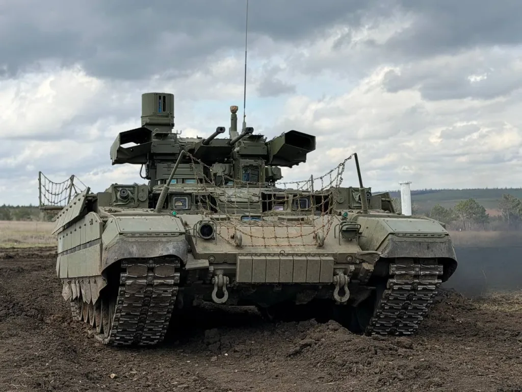 Экипажи БМПТ «Терминатор» роты огневой поддержки 6-го танкового полка 90-й танковой дивизии группировки войск «Центр» проходят боевое слаживание на одном из полигонов ДНР