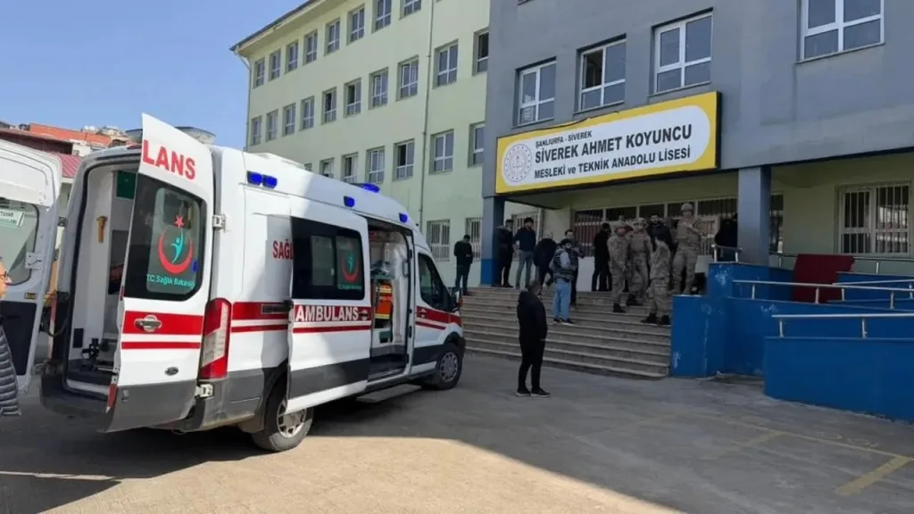 Ученики выпрыгивали из окон во время стрельбы в турецкой школе, передает TGRT