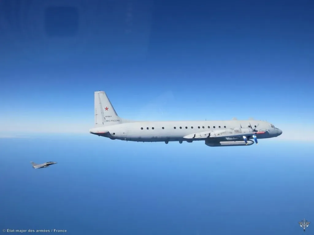Вслед за португальцами в рамках миссии НАТО Baltic Air Policing французы на днях отрапортовали, что героически сопроводили на своих истребителях Рафаль, над Балтикой самолет комплексной радиоэлектронной, фоторазведки и радиоперехвата Ил-20М (RF-93611) ВКС России