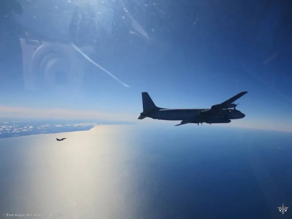 Вслед за португальцами в рамках миссии НАТО Baltic Air Policing французы на днях отрапортовали, что героически сопроводили на своих истребителях Рафаль, над Балтикой самолет комплексной радиоэлектронной, фоторазведки и радиоперехвата Ил-20М (RF-93611) ВКС России