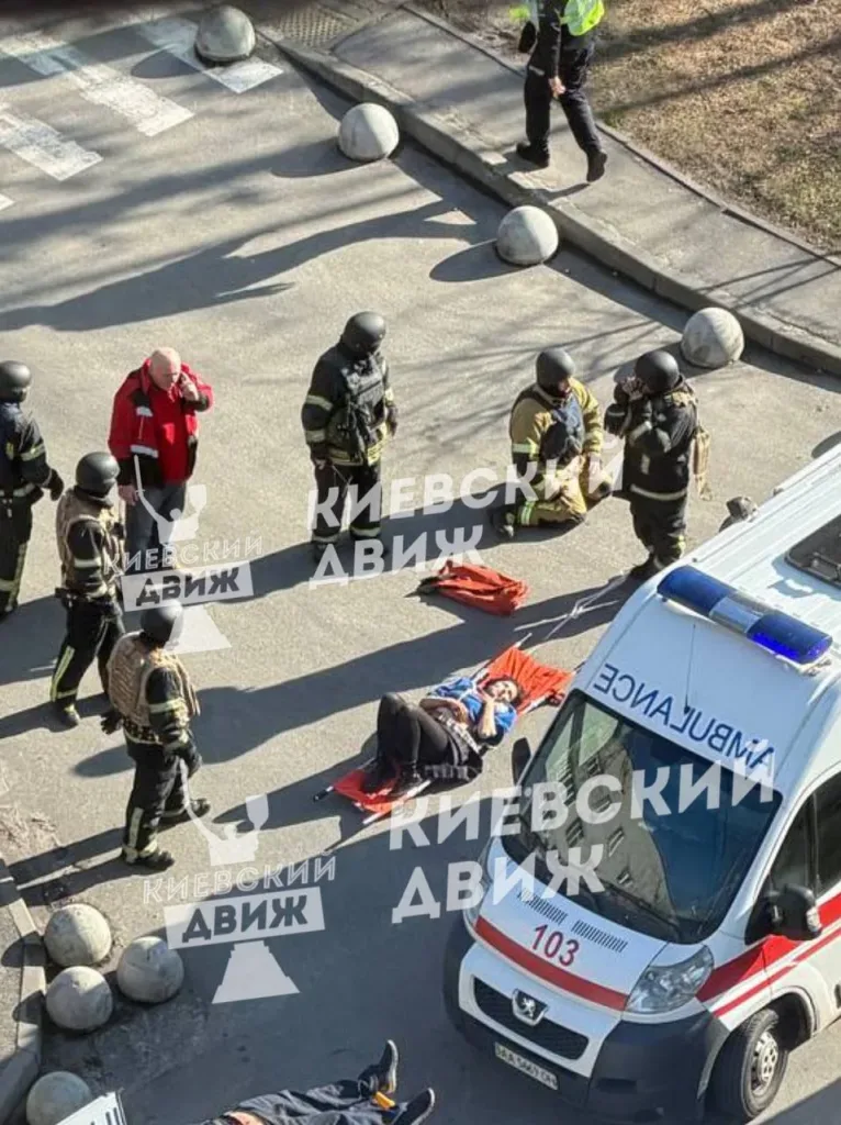 В Киеве неизвестный расстрелял нескольких человек на улице и взял заложников в гипермаркете "Велмарт"