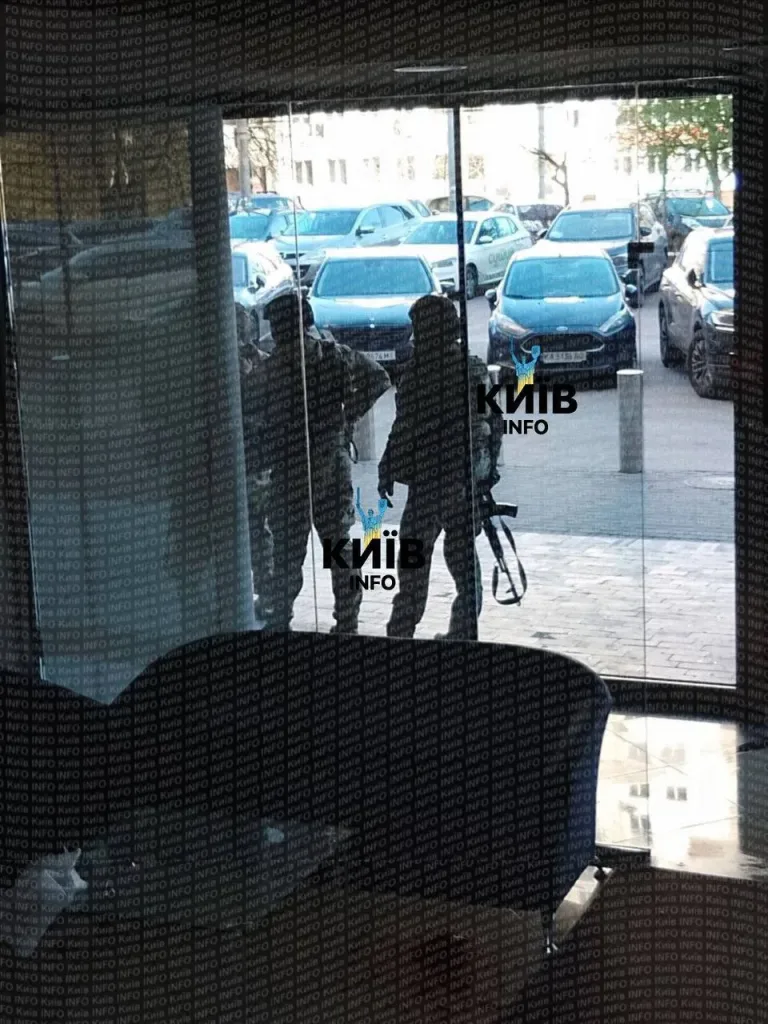 В Киеве неизвестный расстрелял нескольких человек на улице и взял заложников в гипермаркете "Велмарт"