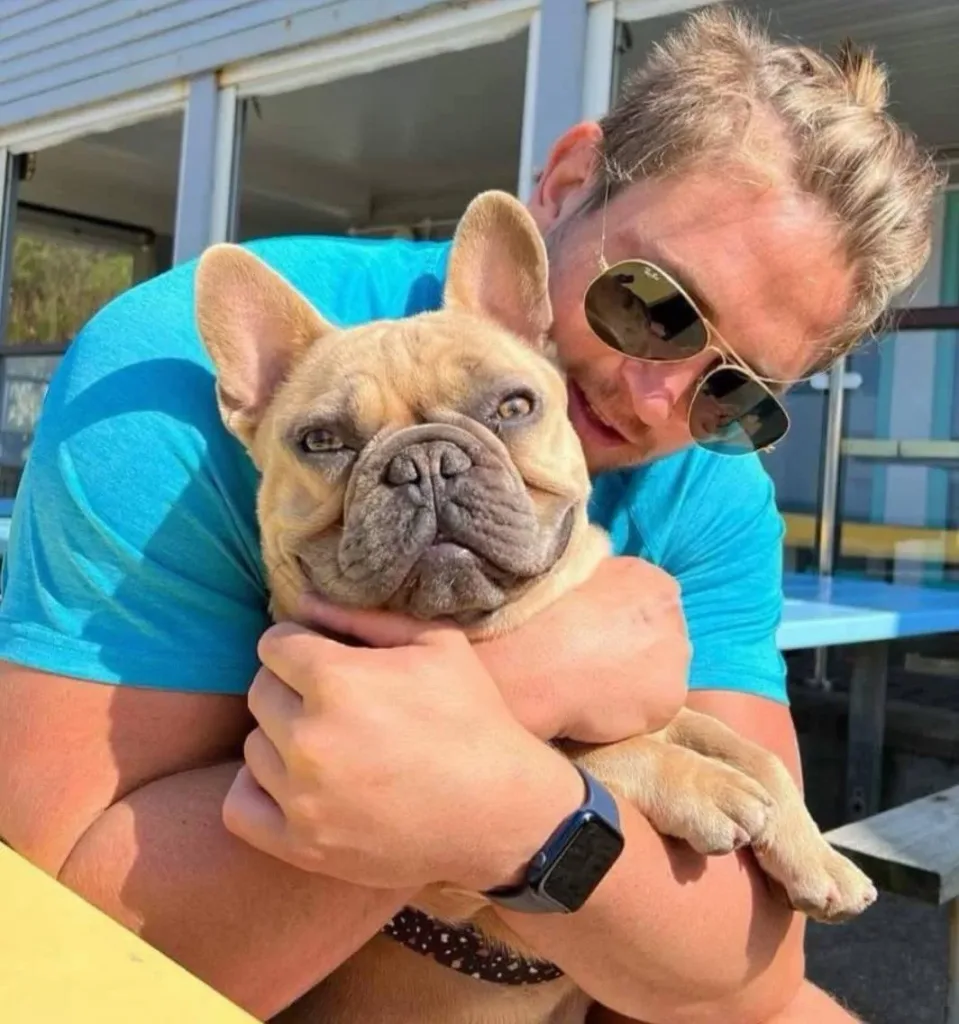 Французский бульдог из Великобритании стал настоящей звездой соцсетей и теперь зарабатывает больше своего хозяина