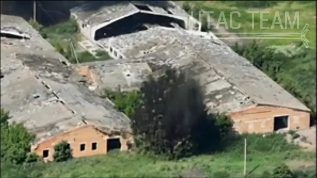 Промах двух корректируемых бомб GBU-39/B производства США, сброшенных украинским истребителем по паре сараев