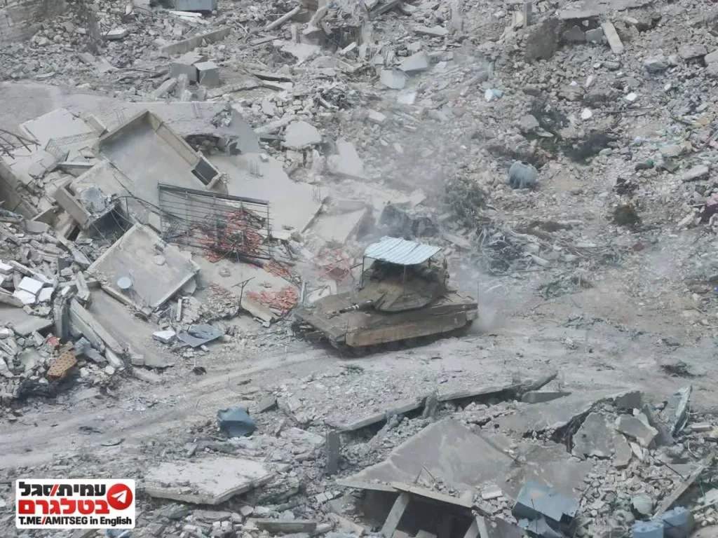 Израильский танк Merkava Mk.4M на руинах города Бинт-Джубайль в Южном Ливане, а также съемки снесенного ЦАХАЛ города, сделанные беспилотниками