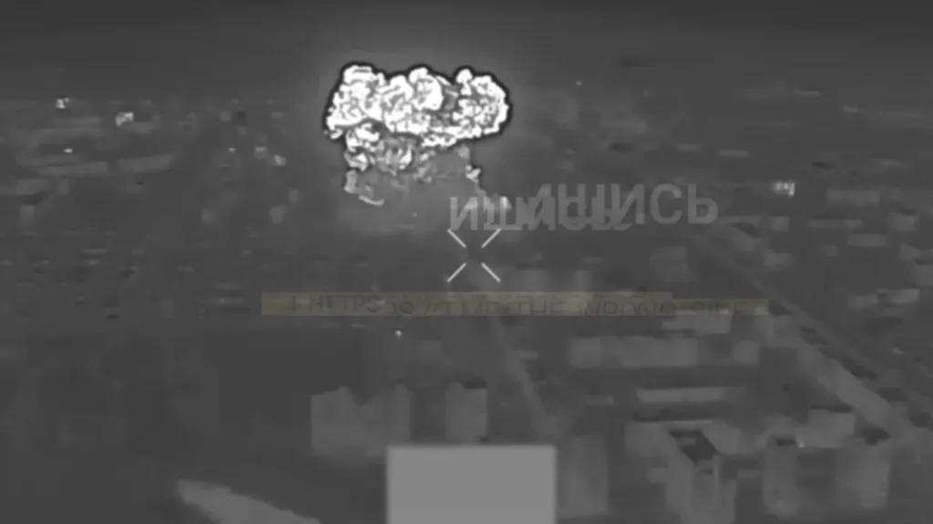 Прилет ФАБ-3000 с УМПК по цели в Константиновке, одновременно снятый российским и украинским дроном