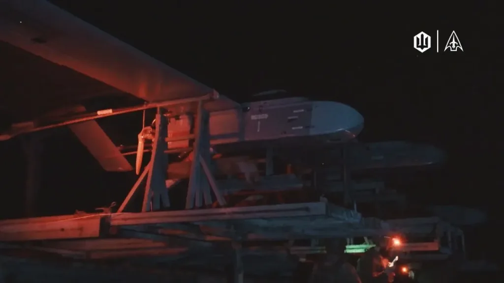 Кадры запуска украинских дронов-камикадзе FP-1 (FP-2), оборудованных терминалами Starlink, со специальной выдвижной ПУ на базе полуприцепа, адаптированной для одновременного пуска сразу трех беспилотников