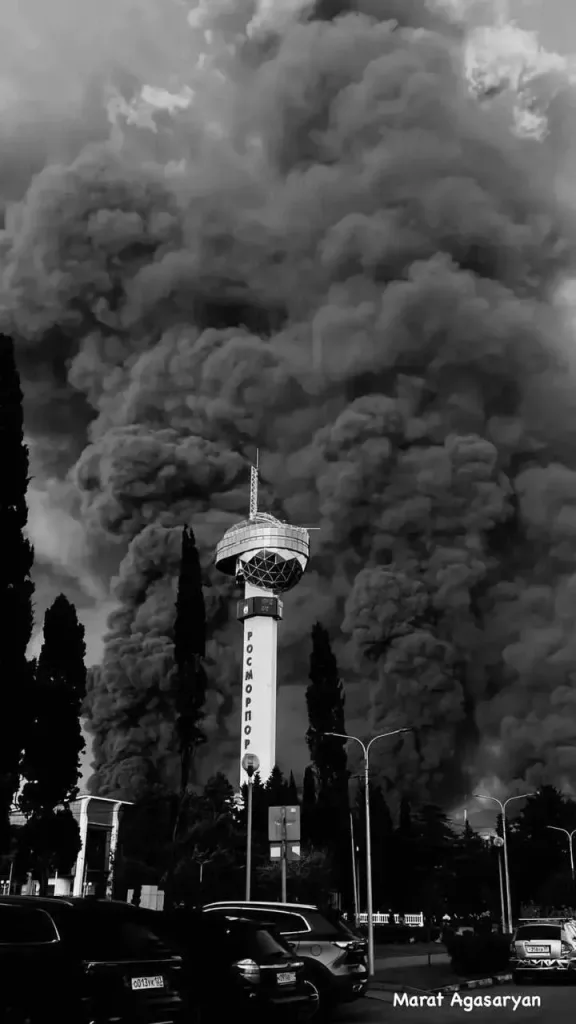 Клубы дыма и сажа: в Туапсе третий день тушат пожар на НПЗ