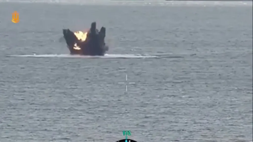 Как заявляется, на кадрах уничтожение российского без экипажного катера-камикадзе, приблизившегося к одному из портов в Одессе