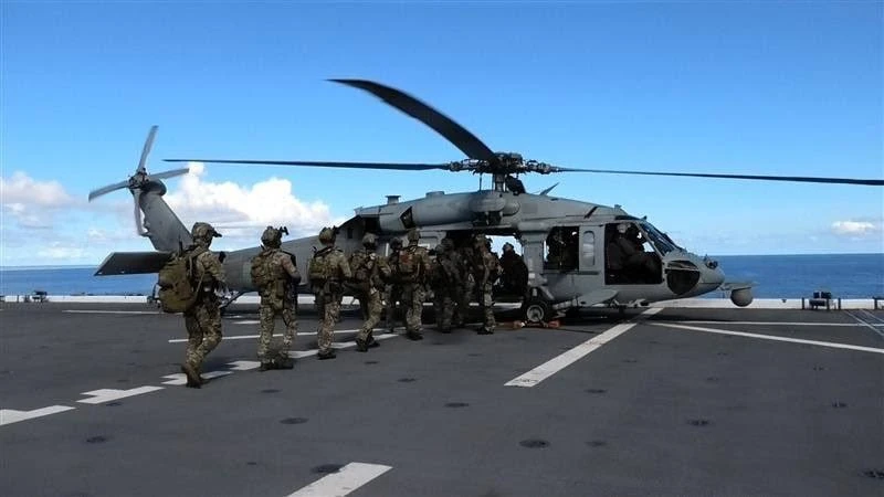 Кадры высадки спецподразделения NSW ВМС США на танкер M/T Majestic X в Индийском океане, перевозивший нефть из Ирана