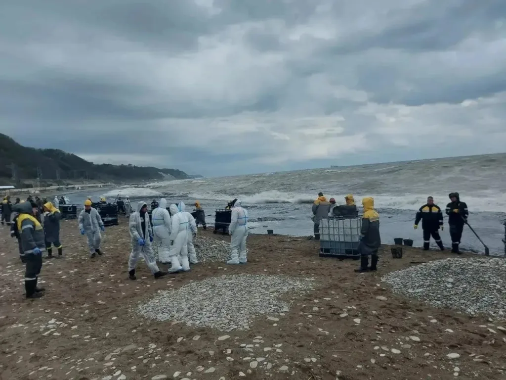 В Туапсе нефть из реки попала в Черное море