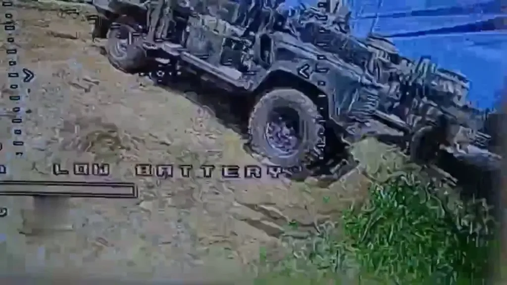 Удары FPV-дронов "Хезболлы" по израильским внедорожникам Land Rover Defender с системами связи и танку Merkava Mk.4M, которому дрон влетел прямо в люк командира. Ливан