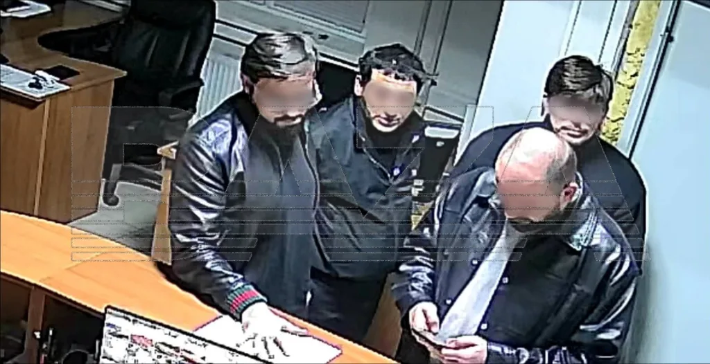 На закрытом паркинге в Москве нашлись два угнанных автомобиля общей стоимостью больше 100 млн рублей