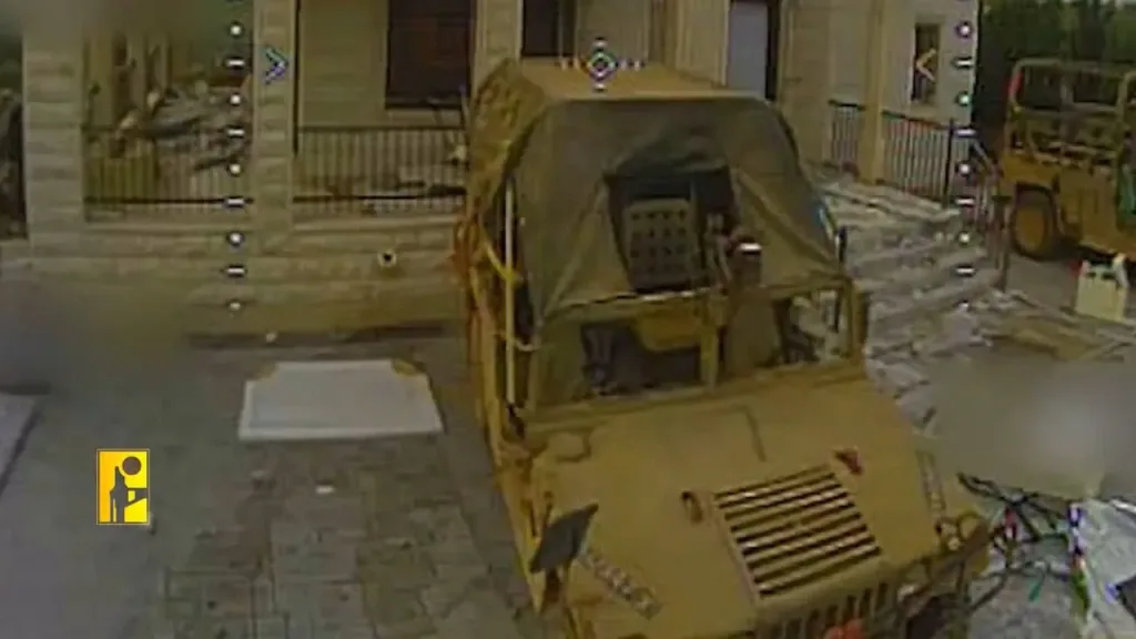 Поражение танка Merkava Mk.4M ЦАХАЛ ударом FPV-дрона "Хезболлы" в район расположения РЛС КАЗ Trophy и бронеавтомобиля HMMWV на юге Ливана