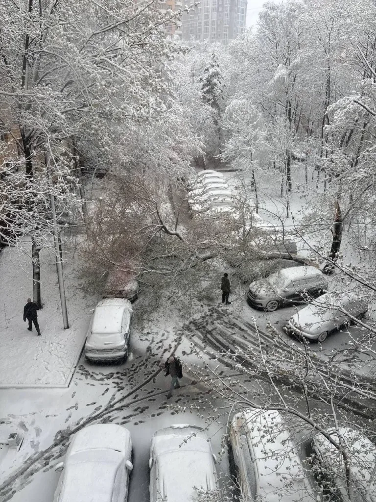 Транспортный коллапс парализовал Москву из-за апрельского снегопада: перегружено метро, автобусы и такси