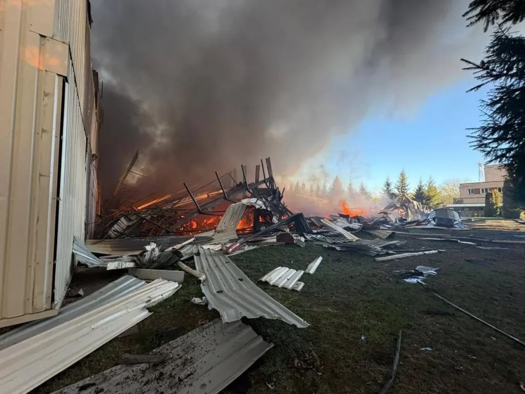 Эффектные кадры удара возмездия по целям в Черниговской области: попали в ж/д станцию, энергетику и предприятия