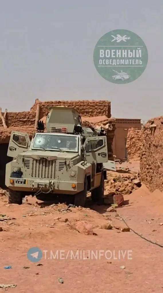 Брошенный БТР-82АТ и бронеавтомобиль VP11 из состава "Африканского корпуса" на базе в Кидале, ставшие трофеями боевиков FLA и JNIM