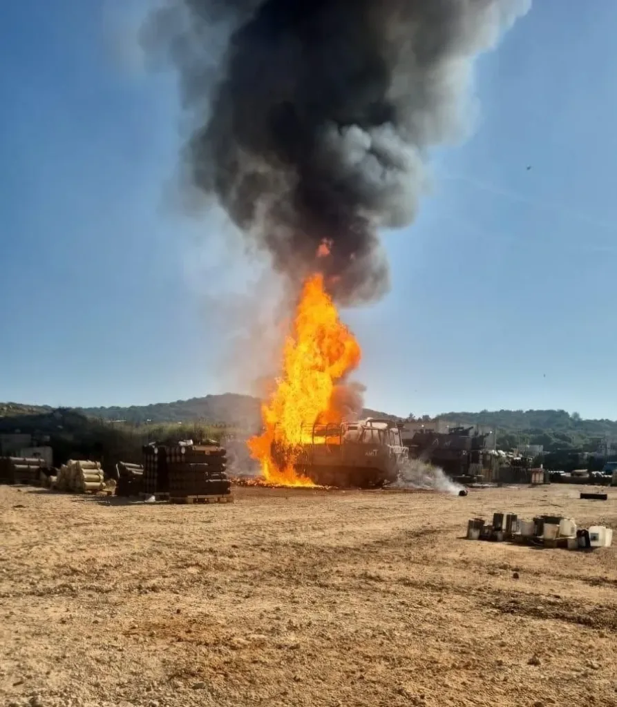 Последствия удара FPV-дрона "Хезболлы" по гусеничному транспортеру М548 израильской армии, перевозившему 155-мм снаряды для САУ M109 на территории Израиля